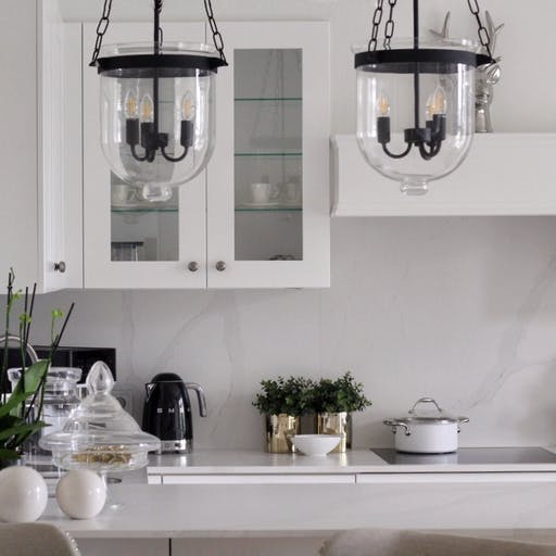 klasyczna-kuchnia-z-blatem-calacatta