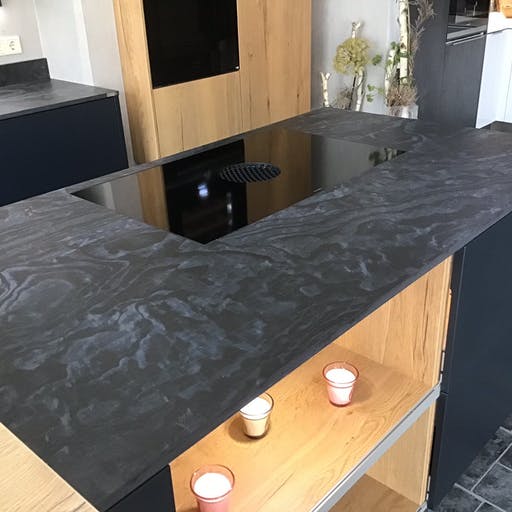 ausstellung-dekton-liquid-embers-auf-haecker-systemat