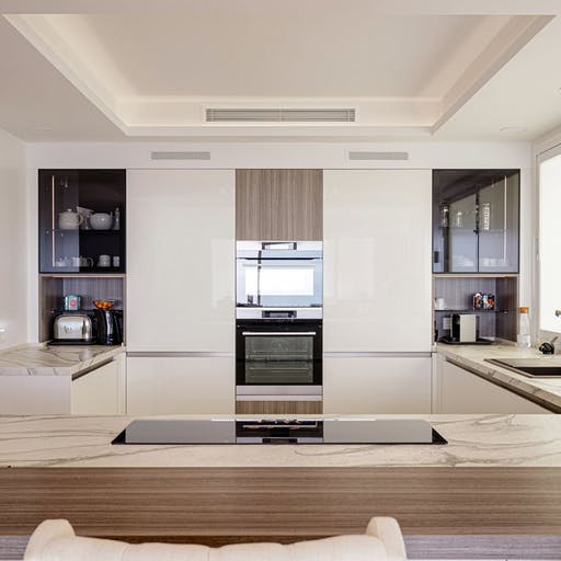 cocina-moderna-con-encimera-dekton-liquid-sky